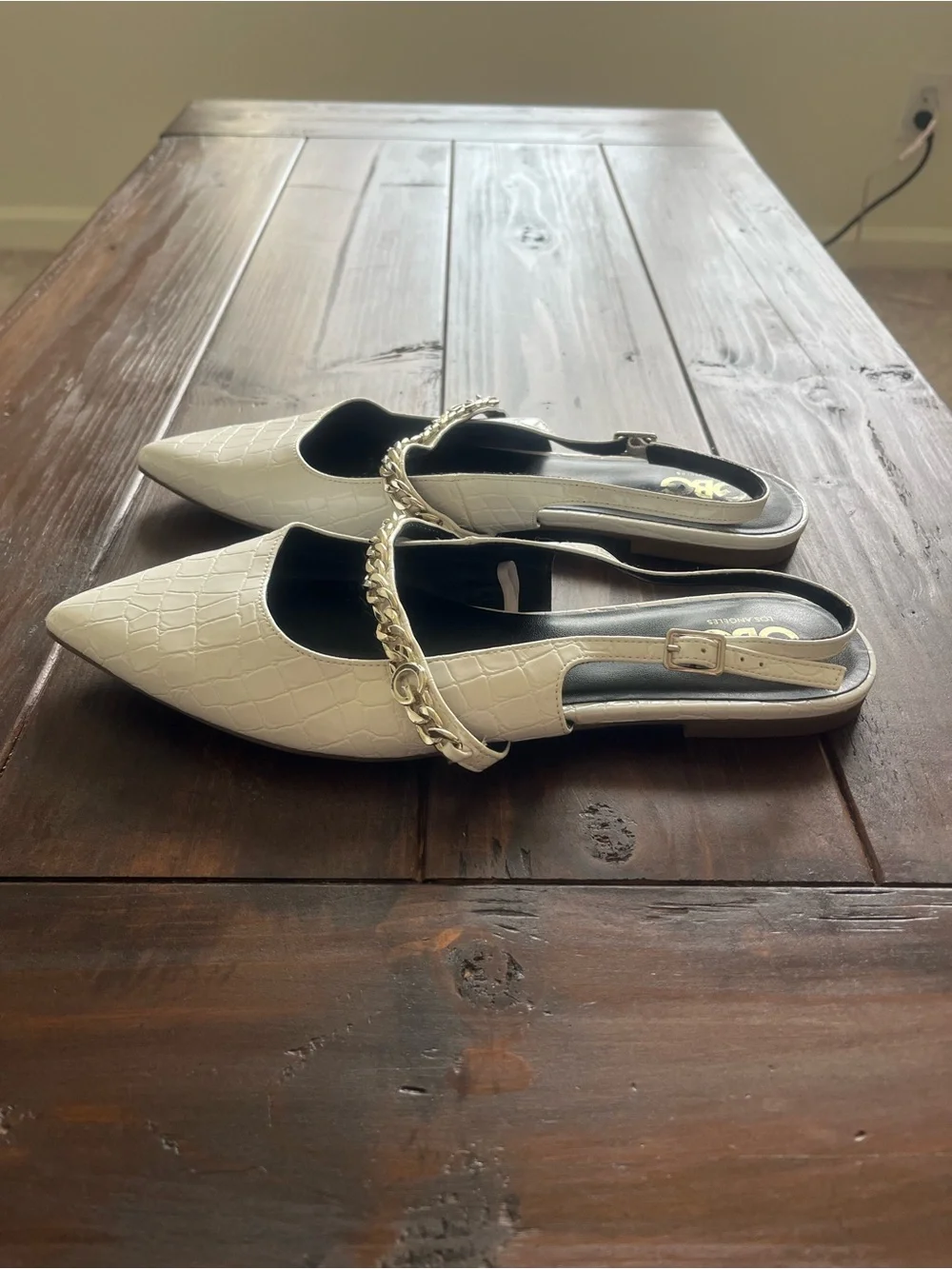 GBG Los Angeles White Croc-Embossed Pointed Slingback Flats with Silver Chain